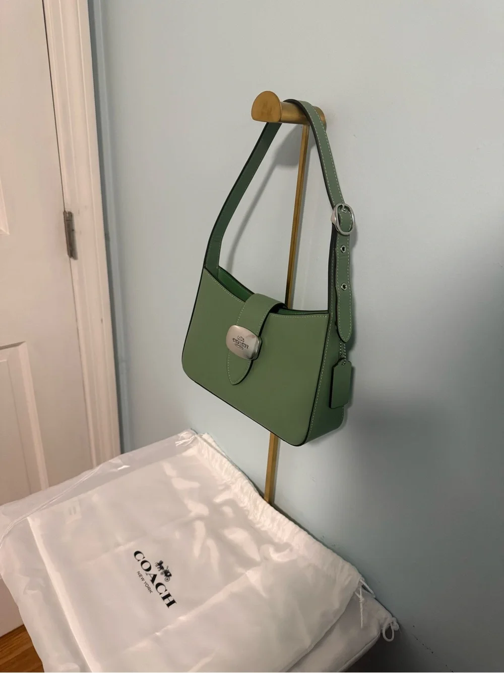 Coach “Eliza” Green Leather Shoulder Bag with Silver tone hardware! NWOT 🤩🤩